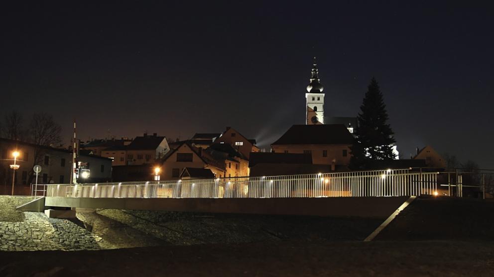 Večerní nasvícená lávka (foto: Stanislava Slováková)