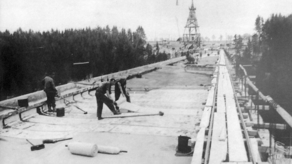 Realizace izolace mostu přes řeku Lužnici v Bechyni v roce 1928. Zdroj: [4]