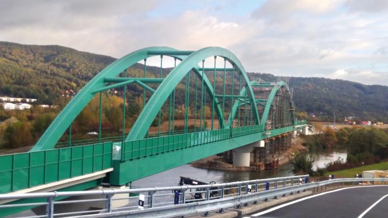 Dvoukolejný železniční most přes Váh pro rychlost 160 km za hodinu
