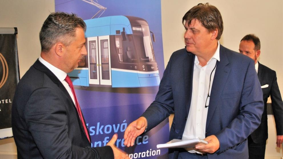 Momentka z podpisu smlouvy o vstupu strategického partnera (Skupina Škoda Transportation) do společnosti EKOVA ELECTRIC a.s. (7. července 2020)