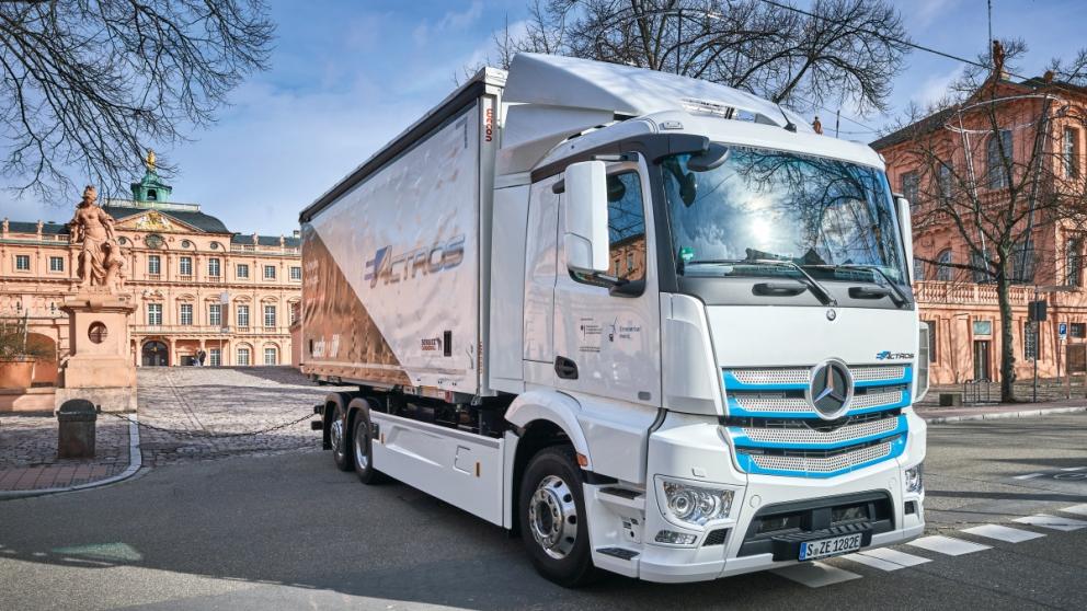 Testovací série dvou- a třínápravových těžkých rozvážkových vozidel Mercedes-Benz eActros s akumulátorovým pohonem jezdí v testovacím provozu v Evropě.
