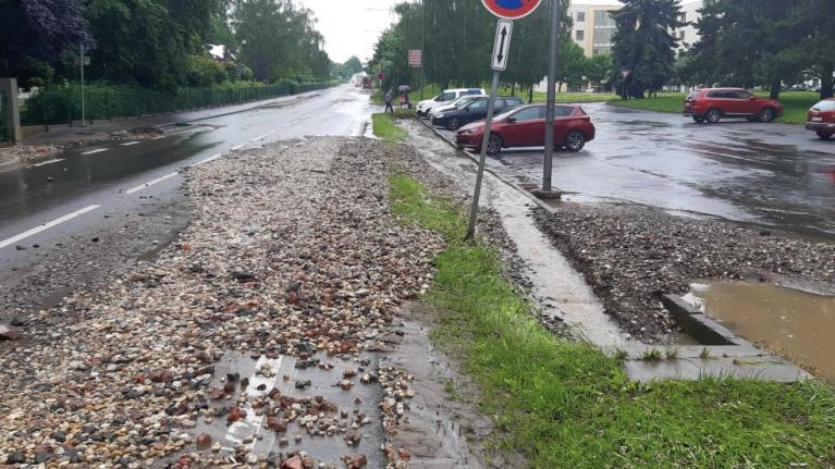 Nečekané červnové přívalové deště zaskočili silničáře Pardubického kraje, způsobily škody na silnicích