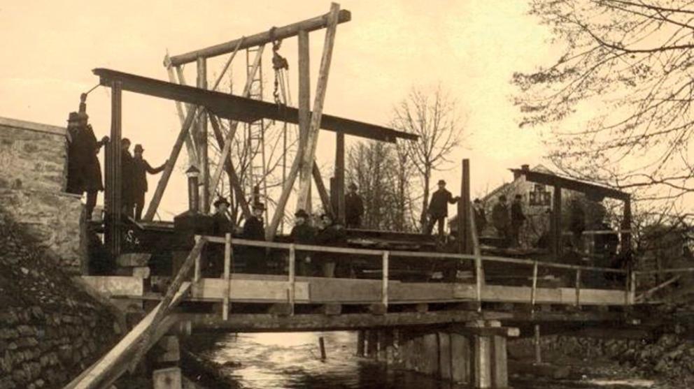 Pohled na most v době stavby v roce 1905
