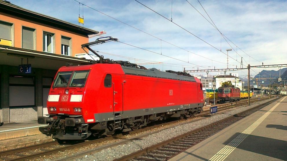 Nákladní vlak s hnacím vozidlem DB Cargo Switzerland 185.141-9 vybavený mobilní částí českého systému ATO společnosti AŽD typu DriveSWing CRV&AVV