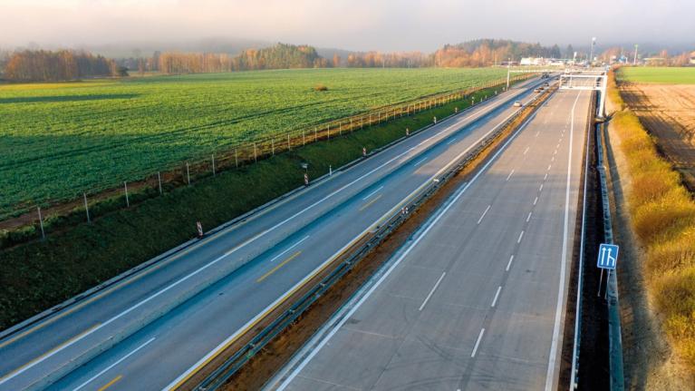 Skanska dokončila úsek dálnice u Humpolce před nástupem zimy