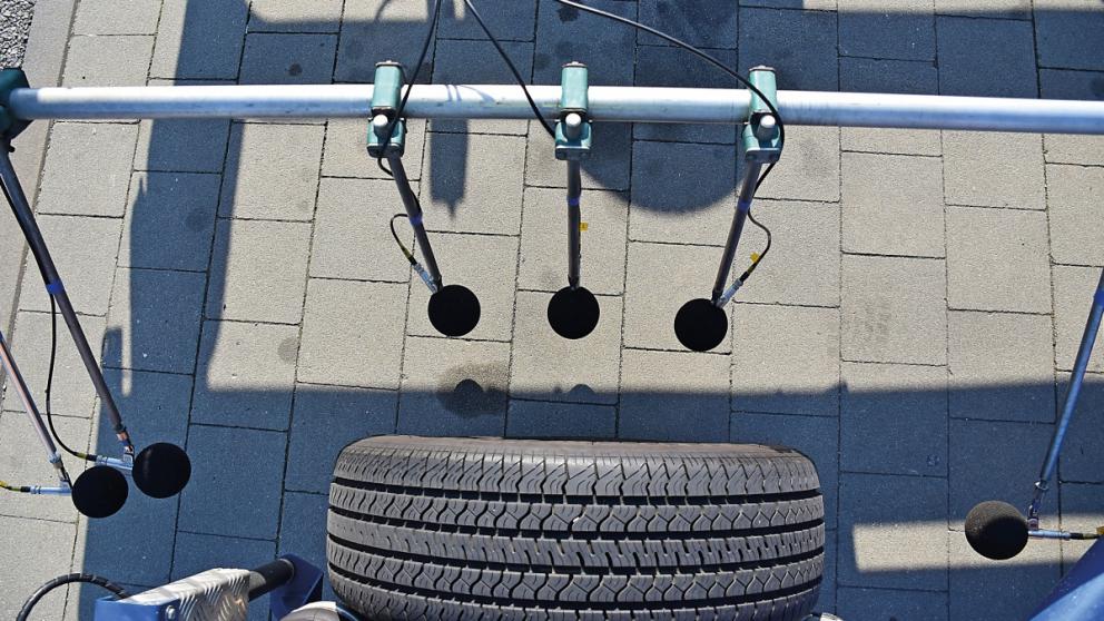 Reálné umístění jednotlivých měřicích mikrofonů na přívěsu CPX (směr odvalování pneumatiky vpravo, tj. dva mikrofony jsou umístěny za pneumatikou po směru jízdy)