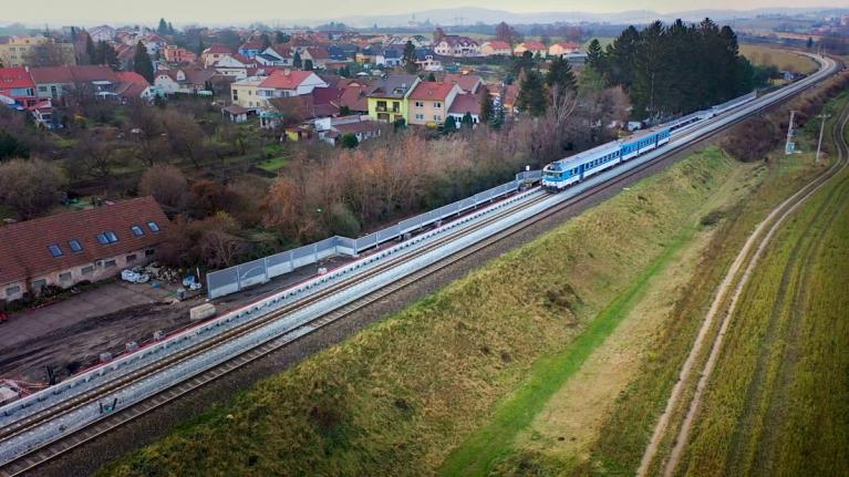 Na rekonstruovanou kolej v trase Brno-Zastávka vyjely první vlaky