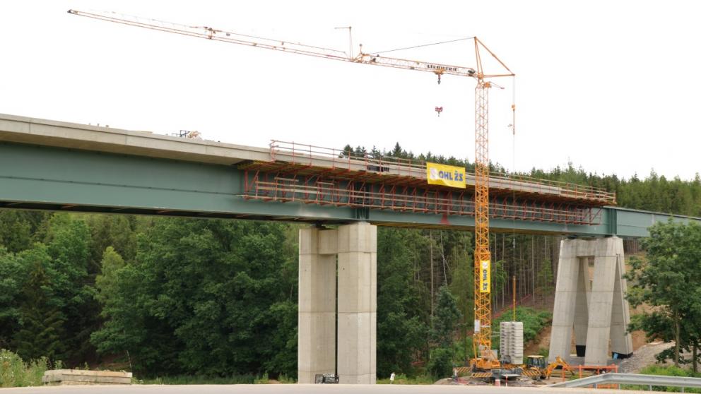 Liebherr 42 KR.1 na stavbě železničního mostu v úseku Sudoměřice – Votice (foto: Jan Rybář)