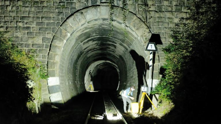 Geodetická činnost a skenování tunelů na trati mezi Libercem a Harrachovem