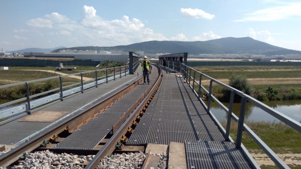 Rekonstrukce železniční trati v obci Lužianky u Nitry. Díky investici a výstavbě automobilky Jaguar Land Rover došlo k obnovení železniční tratě. 