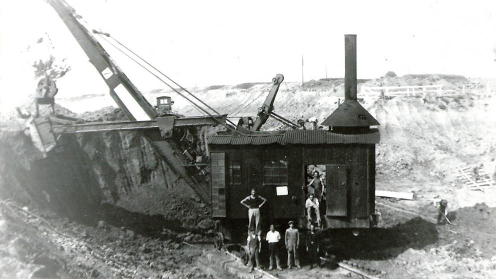 Parní rypadlo Orenstein&Koppel typ 16, za ním motorové rypadlo Weserhütte a jedna z motorových lokomotiv