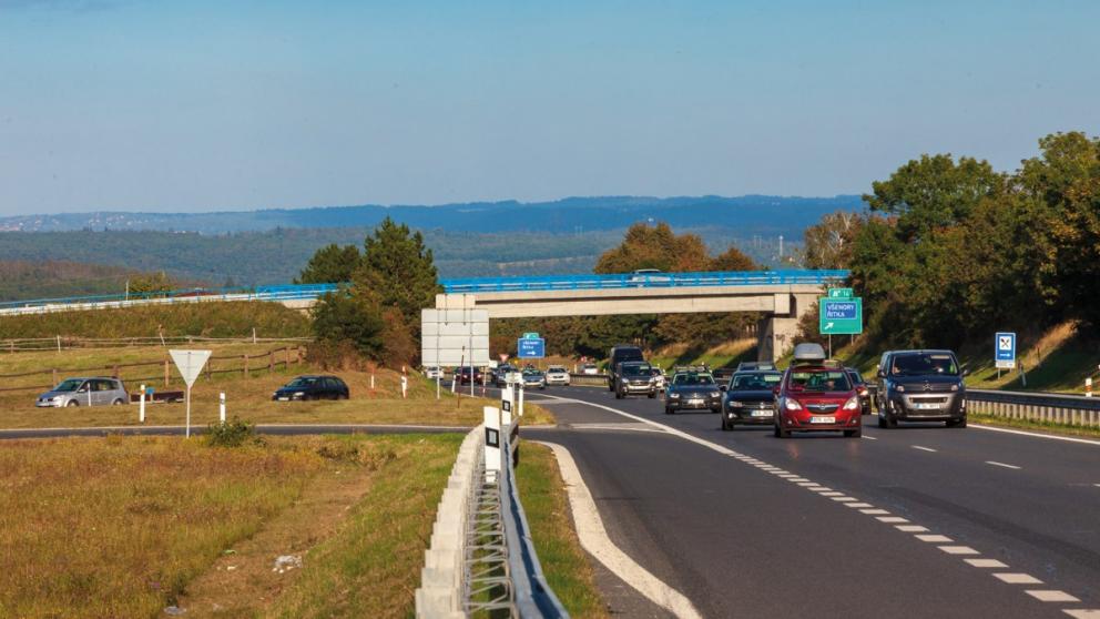 Nový nadjezd nad dálnicí D4 mezi obcemi Řitka a Čisovice