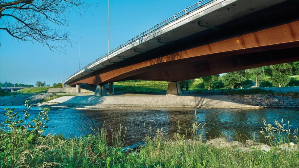 Dálniční most přes Ostravici nese patinující ocel z Vítkovic