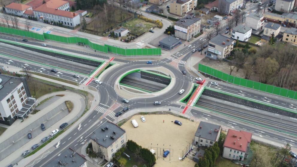Okružní křižovatka ul. Kościuszki a Armii Krajowej po uvedení do provozu (04/2021)