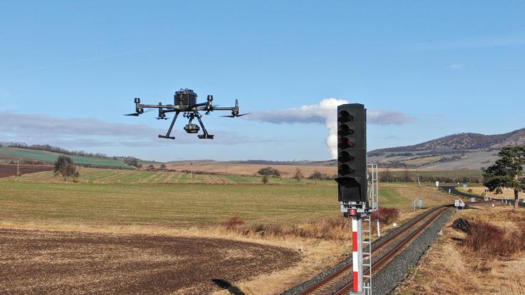 Testování dronů pro použití na železnici