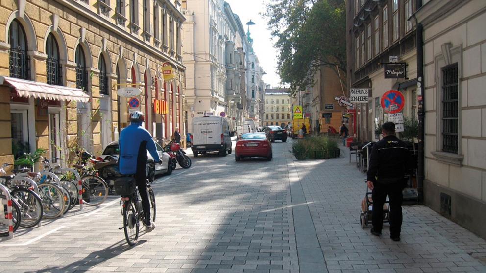 Významná obslužná komunikace (bydlení, obchody) jako ceněná sdílená zóna (Vídeň, Lange Gasse)