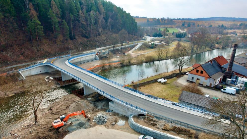 Pohled na nový most směrem od Kácova. (foto: Colas CZ, a. s.)
