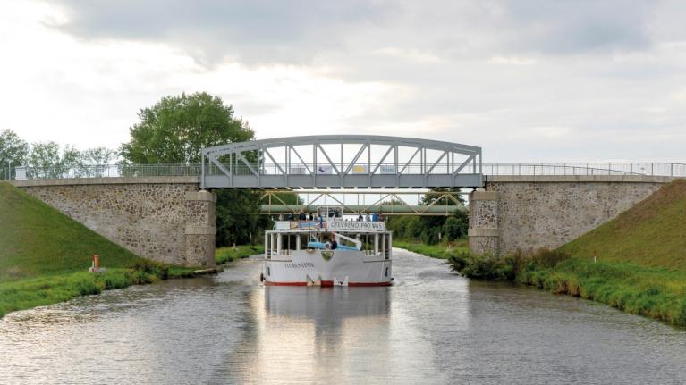 Na souši i na vodě. Sdružení Firesta – Fišer a Colas CZ postavilo dva mosty na unikátním plavebním kanálu