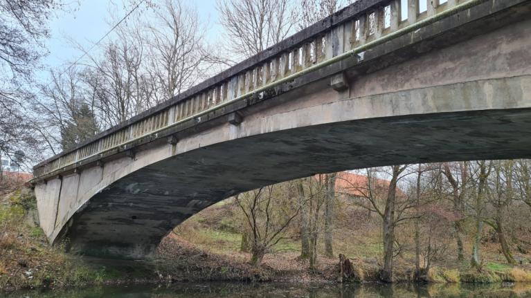 Historický most v Holýšově prochází rekonstrukcí