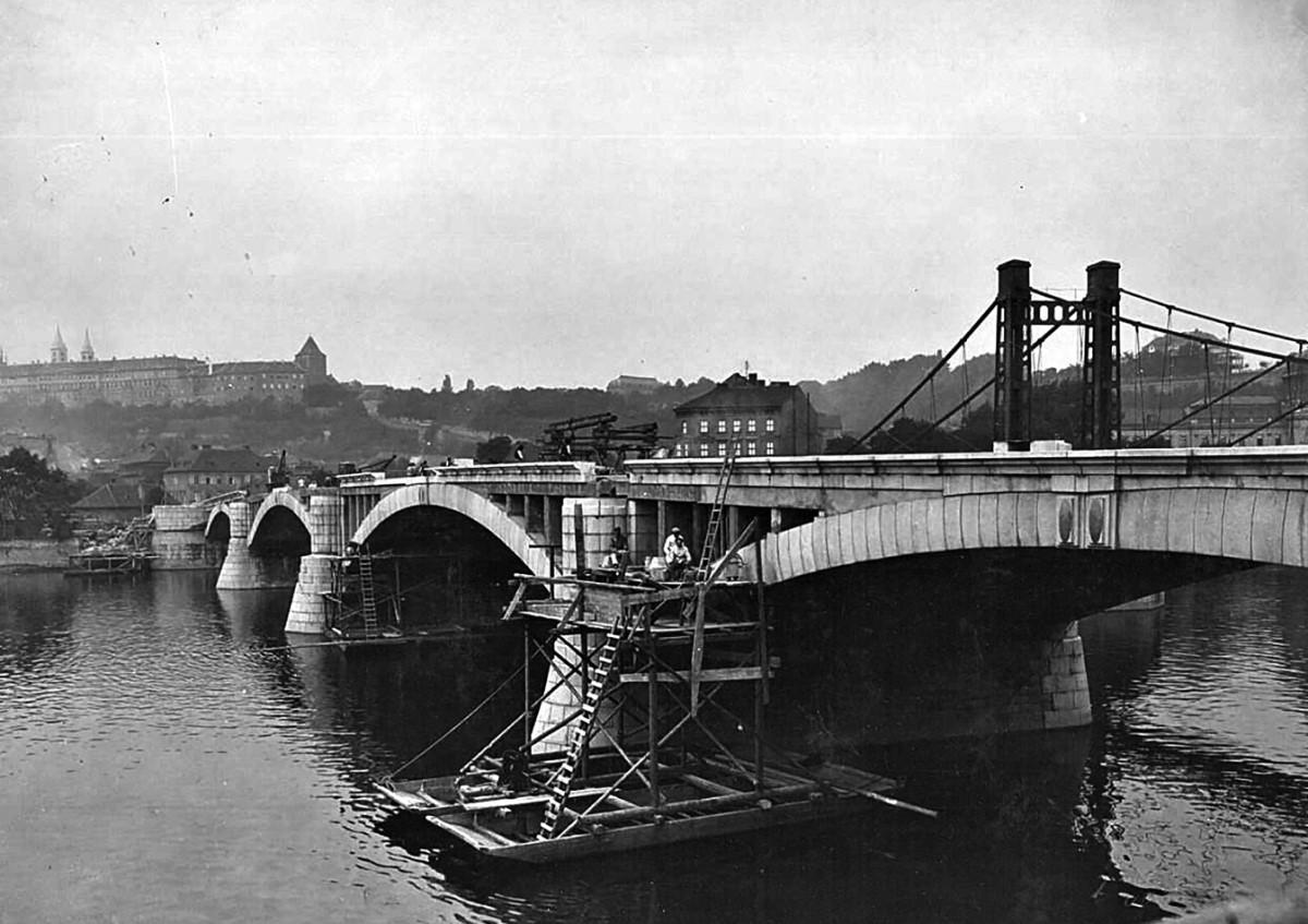 Historické fotografie ze stavby Mánesova mostu.