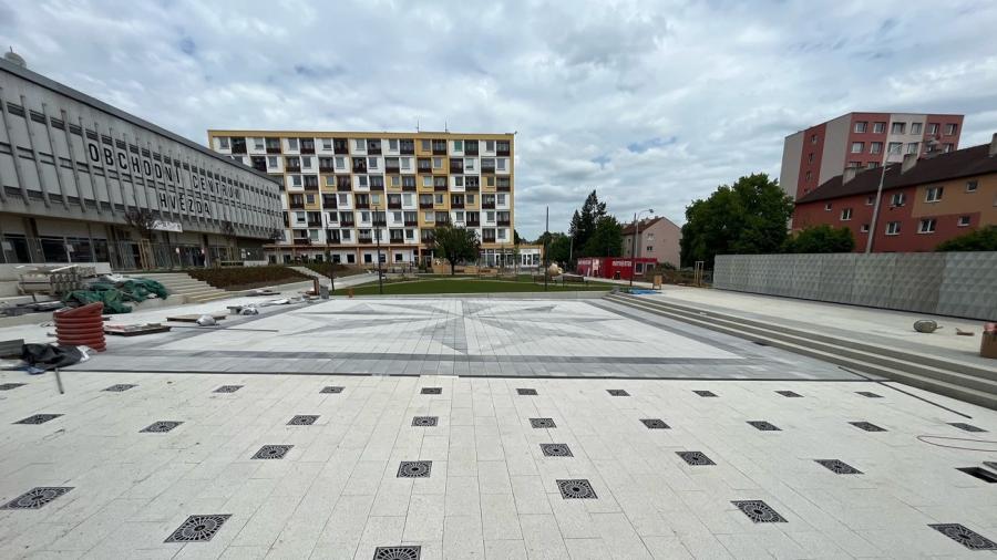 Nově zrekonstruované náměstí v Berouně s designovými štěrbinovými žlaby MEA