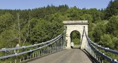 Řetězový most u obce Stádlec na silnici III. třídy z roku 1848 přes Vltavu, v roce 1975 přesunut přes Lužnici.