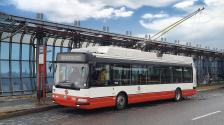 Trolejbus Škoda 24 Tr v zastávce Letňany při zahájení stavby trolejbusové trati z Letňan do Čakovic dne 10. 1. 2022.