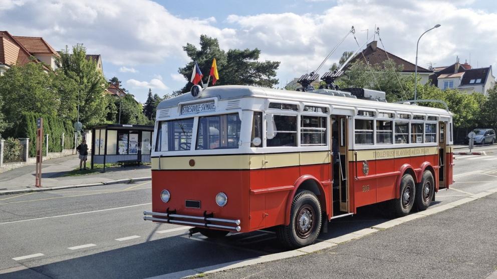 V pondělí 29. srpna měli obyvatelé Hanspaulky v Praze 6 nevšední podívanou v zastávce U Matěje. Dopravní podnik hl. m. Prahy přivezl na Hanspaulku historický trolejbus Praga TOT z roku 1936.