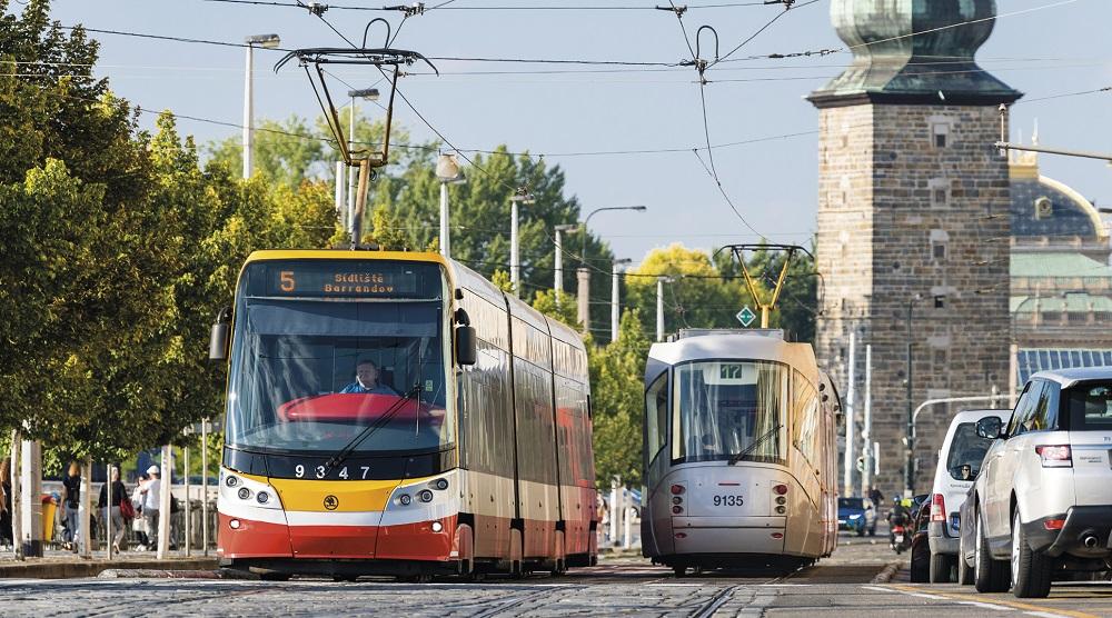 Tramvaje Škoda 15T a 14T pražského dopravního podniku na Masarykově nábřeží.