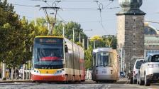 Tramvaje Škoda 15T a 14T pražského dopravního podniku na Masarykově nábřeží. Foto: DPP – Petr Hejna