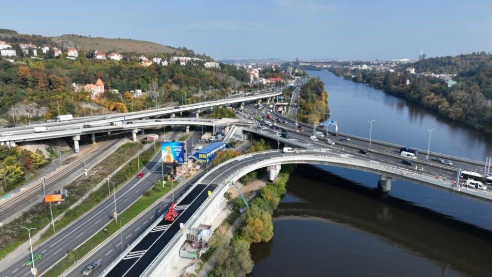Barrandovský most je nejvytíženějším mostem v Praze.