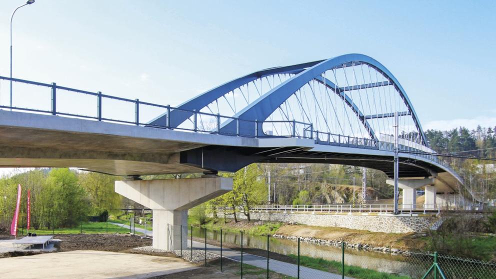 Mostní předpolí s chodníkovou konzolou a vyhlídkou nad řekou Svitavou.