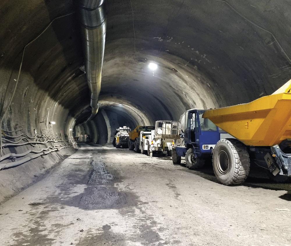 Dvojkolejný traťový tunel u stanice Pankrác - dokončená ražba.