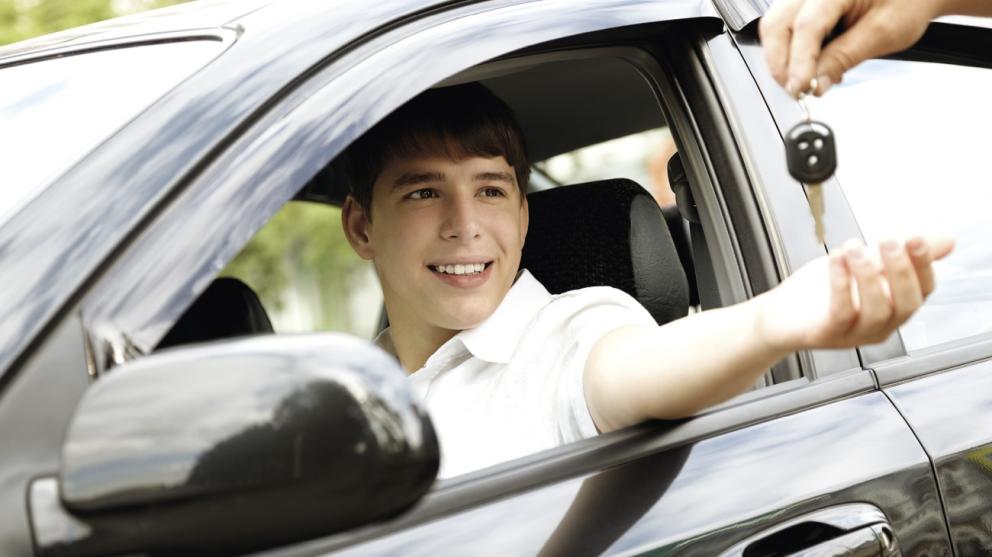 Z celkového počtu dopravních nehod, které se během roku stanou v České republice, jich 11 procent zaviní řidiči s praxí do dvou let.