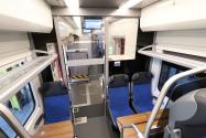 Nové vlaky poskytují cestujícím pohodlné bezbariérové cestování v klimatizovaných oddílech i další nové služby, například možnost dobíjet drobnou elektroniku během cesty (Zdroj: Škoda Transportation)
