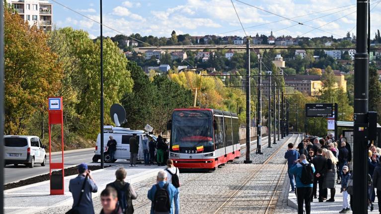 Pražské tramvaje jezdí až na Dědinu. Nová trať stála přes 800 milionů