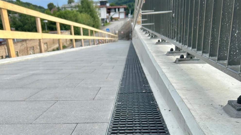 Projekční tým MEA Water Management navrhl pro svod dešťové vody žlaby z velmi odolného polymerického betonu s žárově pozinkovanými ochrannými hranami, MEADRAIN SV.