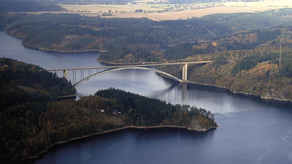 Žďákovský most, který překonává řeku Vltavu v místech Orlické přehrady.