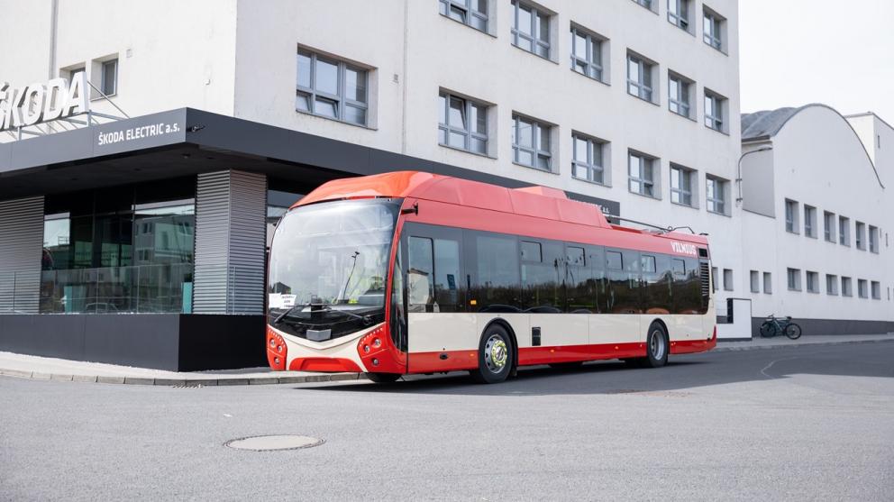 První trolejbus Škoda 32 Tr prochází v ulicích města Plzeň typovými zkouškami a homologačním procesem.