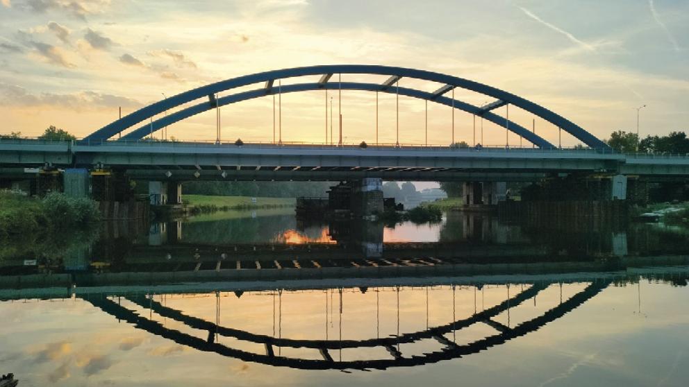 Hotový most na železniční trati Pardubice – Hradec Králové