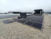 Střešní fotovoltaická elektrárna zahrnuje 222 panelů, které dohromady dosahují instalovaného výkonu 100 kW. 
