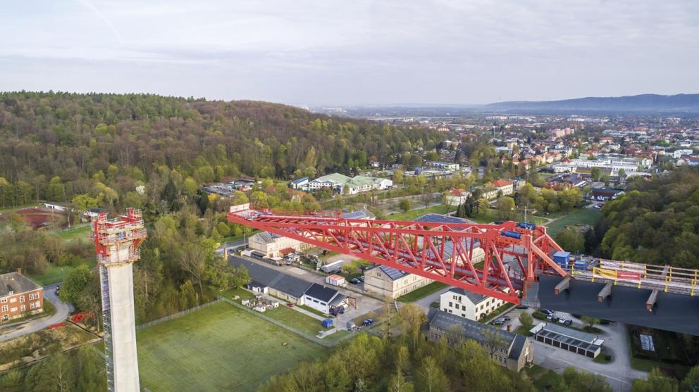 V německé Pirně probíhá výstavba nového mostu přes údolí říčky Gottleuby, na níž se podílí i dvě divize společnosti Metrostav.