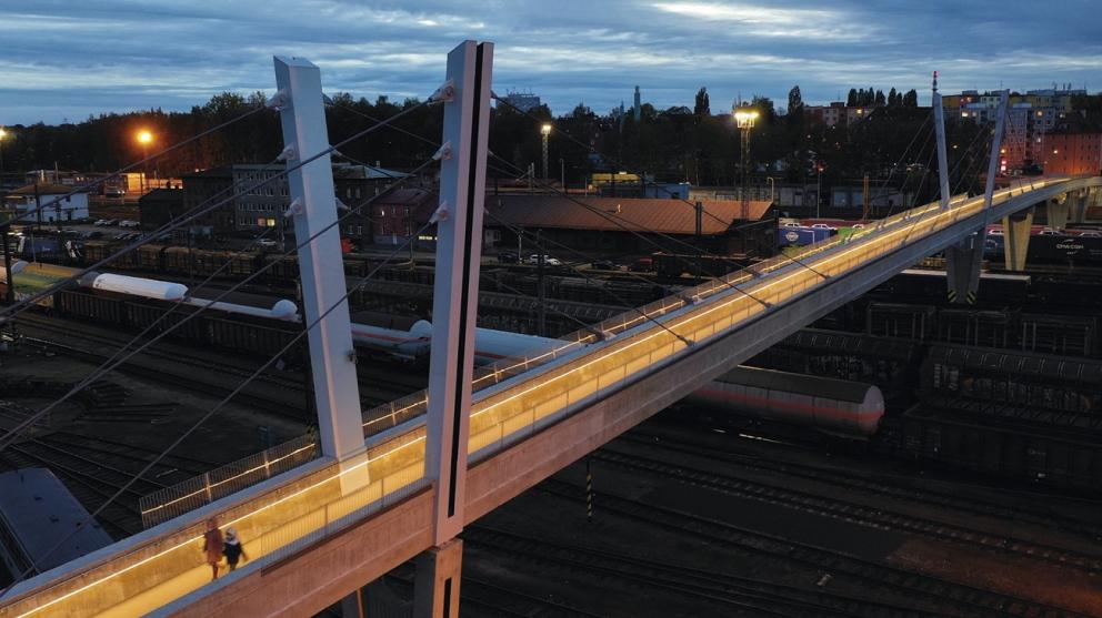 Dokončená konstrukce nové lávky přes kolejiště nádraží ve městě Chebv provozu.
