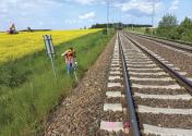 Geodet při práci na železniční trati Havlíčkův Brod – Brno.