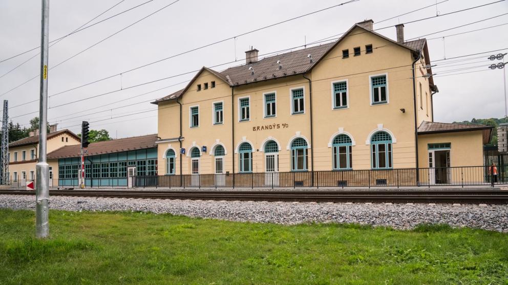 Významné rekonstrukce, za zachování pravého historického nádechu, se dočkala nádražní budova v Brandýse nad Orlicí.