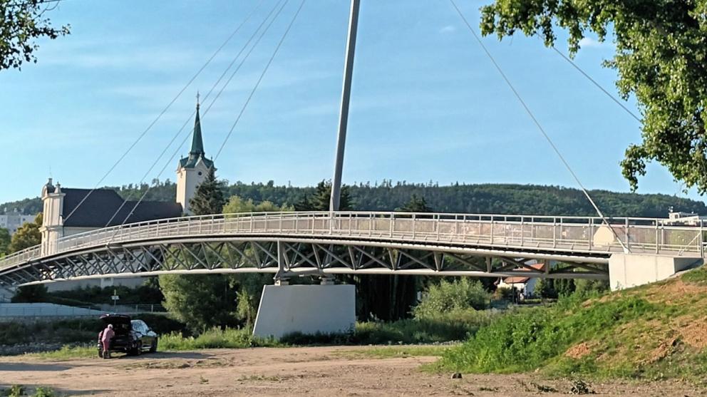 Nová ocelová lávka přes řeku Berounku byla umístěna na stávající upravenou spodní stavbu odstraněné nevyhovující předpjaté betonové konstrukce.