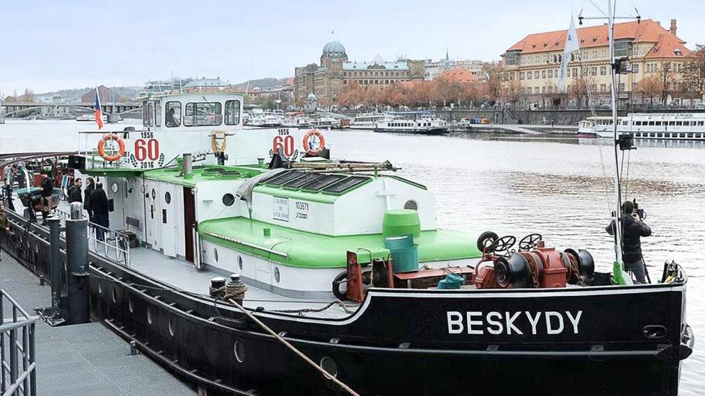 Remorkér BESKYDY pomáhá plavidlům proplouvat úsekem vodní cesty bez zdymadel  u hranice s Německem.