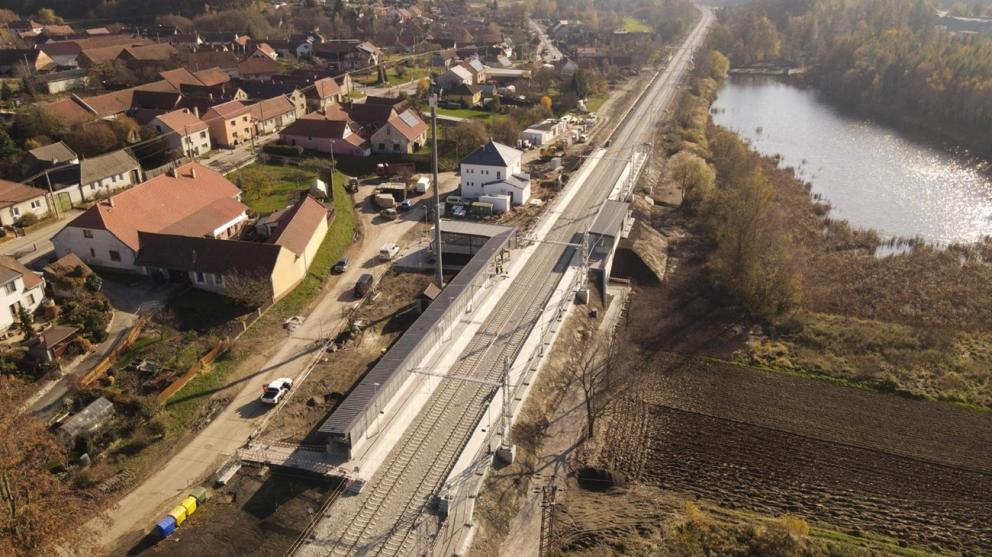 Rekonstrukce stanice Vlkov u Tišnova a navazujícího jedenáct kilometrů dlouhého úseku do Křižanova začala na přelomu loňského a letošního roku.