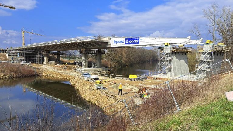 Výstavba zavěšeného silničního mostu v Pardubicích u Fáblovky 