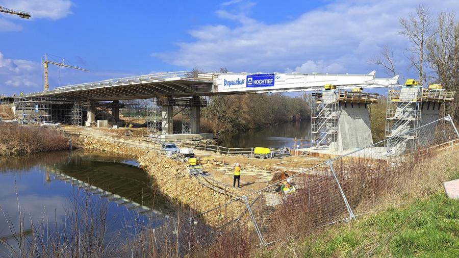 Výstavba zavěšeného silničního mostu v Pardubicích u Fáblovky 